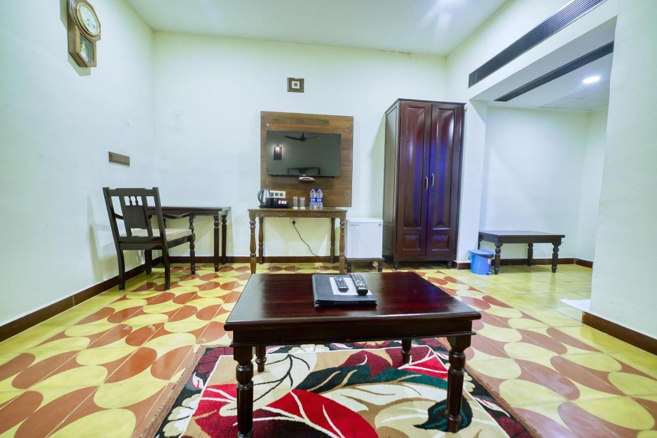 Hotel Windsor Castle Salem Bagian luar foto